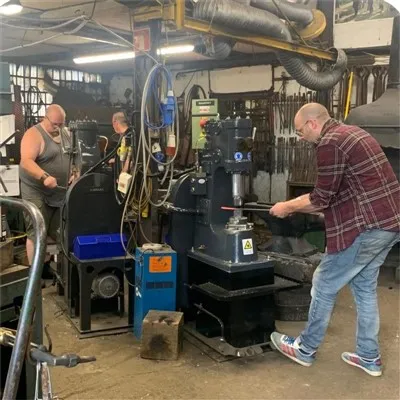 Malé elektrické kladivo pre kováčske práce